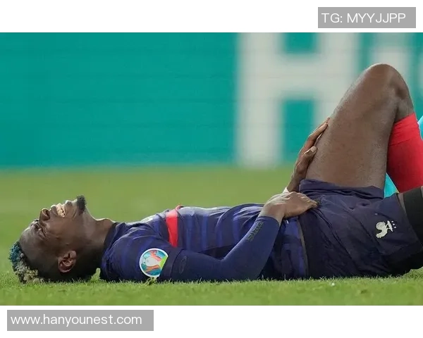 足球巨星赛场激情亲吻瞬间引发全球球迷热议